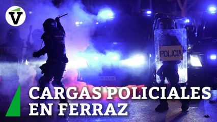 Скачать видео: 15 detenidos y 9 heridos leves en las protestas de Ferraz tras el primer día del debate de investidura