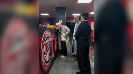 Cola Cola satıyorlar diye dönerciyi bastılar: Kola dolabını iade etmenizi beklerdim