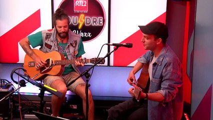 Chien noir et Waxx interprètent "Da Ya Think I'm Sexy?" en live dans Foudre