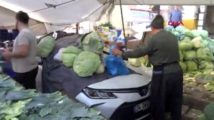 Pazar yerine bırakılan otomobilin üzerine lahana tezgahı açıldı