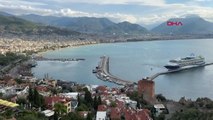 Alanya Limanı'na Marella Discovery 2 adlı kruvaziyer demirledi