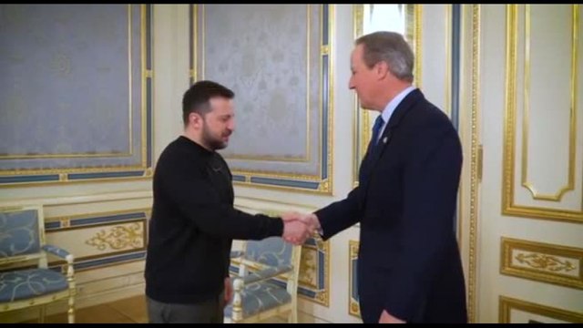 Ucraina, Zelensky incontra Cameron: sostegno Gb verso adesione Nato