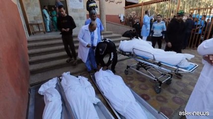 A Gaza si prega davanti ai morti a un obitorio di Khan Younis