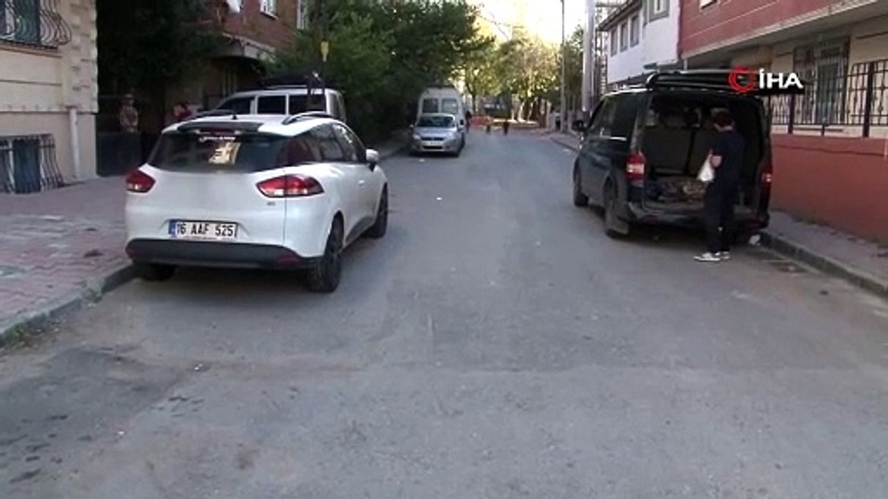 Esenyurt'ta otomobillerin aynasını kırmaya çalışan saldırgan yere yapıştı
