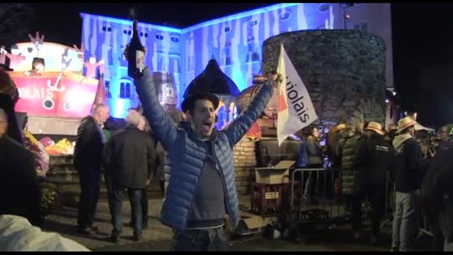 Arriva il Beaujolais nouveau, al via la festa tra canti, balli e... brindisi