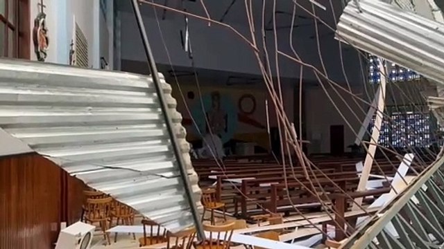 VÍDEO: Vendaval arranca telhado e deixa rastro de destruição em igreja de SC