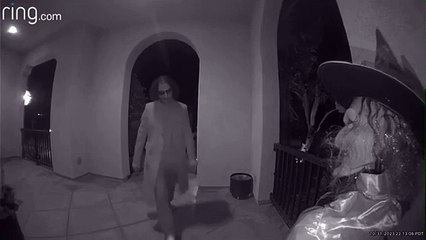 La réponse réconfortante de papa à Creepy Joker Trick-or-Treater