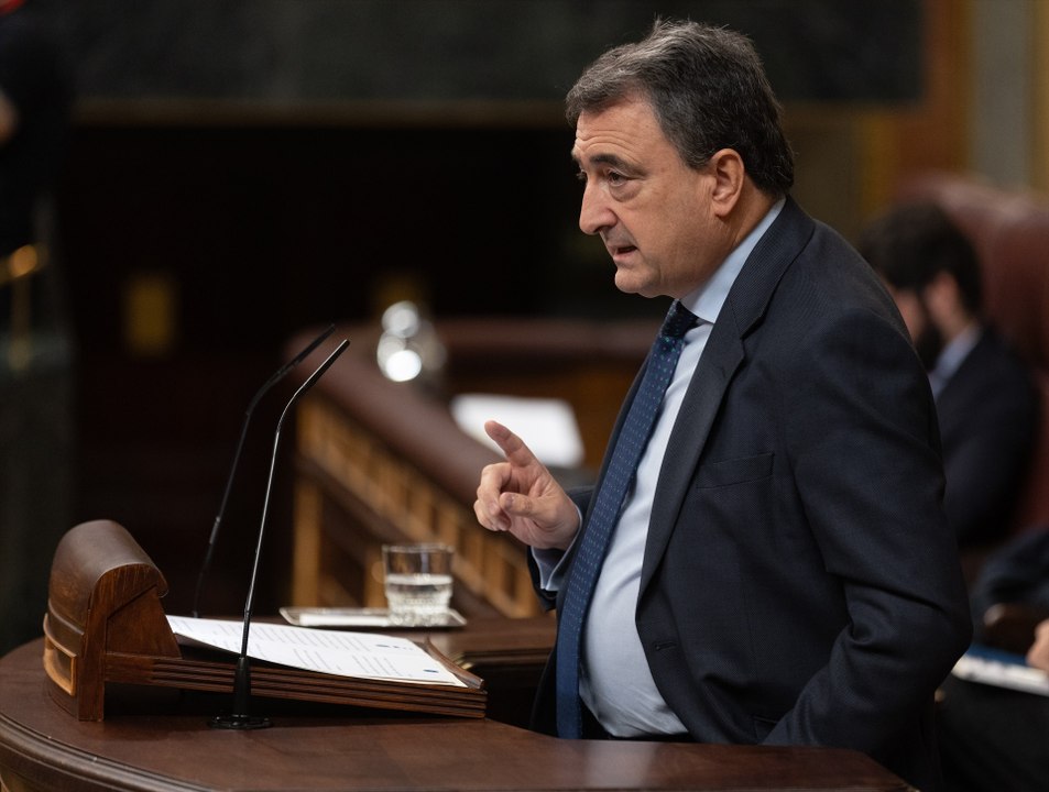 Aitor Esteban, a Feijóo: "Alberto, tu tractor tiene gripado el motor por usar aceite de Vox"