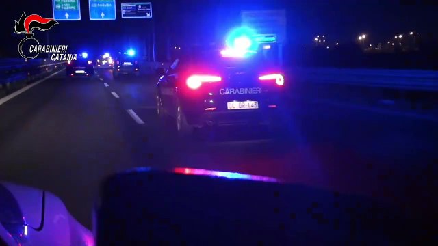 Carabinieri smantellano una piazza dello spaccio nel rione Librino di Catania.