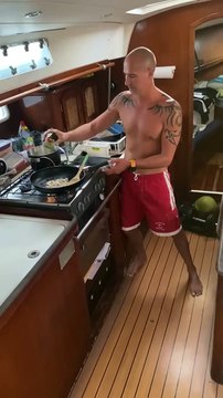 Avez-vous déjà essayé de cuisiner dans les vents d'ouragan sur un bateau