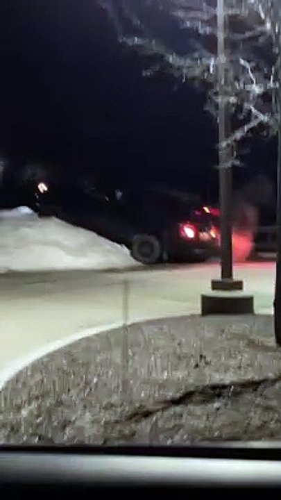 La voiture d'un ami gravit le banc de neige