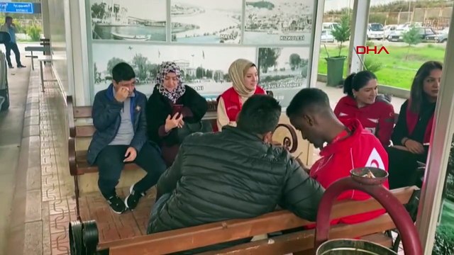 Un enfant syrien qui a perdu sa famille lors du tremblement de terre a rencontré son père