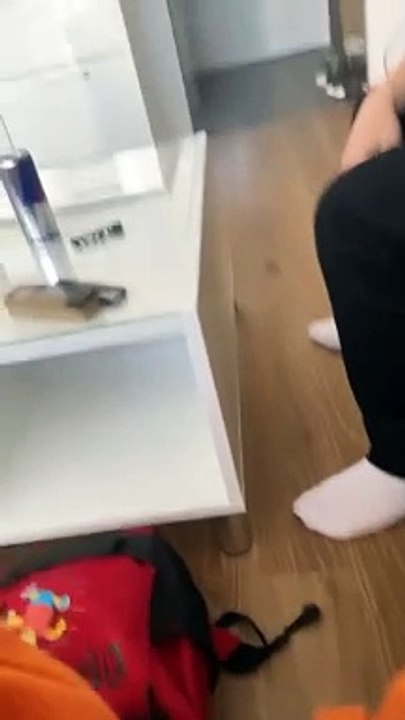 Un homme entre directement dans une porte transparente