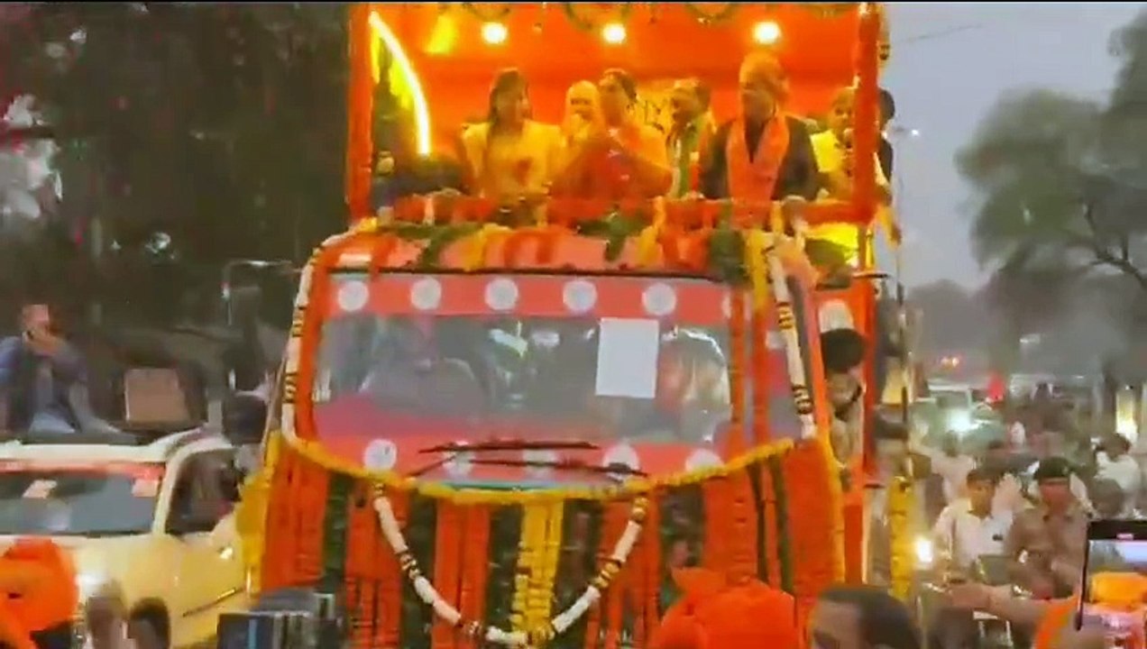 नितिन गडकरी का विद्याधर नगर में रोड शो, दीया कुमारी के लिए मांगे वोट