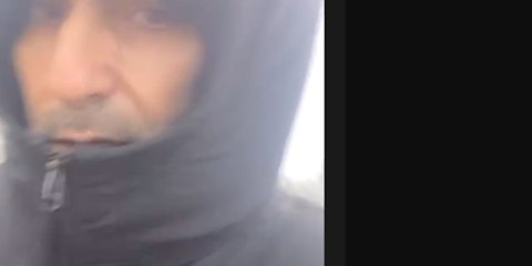 Instant intime en Bretagne : Ary Abittan brave la pluie en solitaire, sa mystérieuse compagne à l'abri