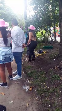 Des gens donnent de l'argent à un vendeur de rue qui a laissé tomber sa marchandise