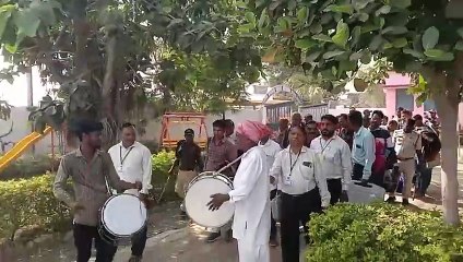 अनोखा स्वागत : जैसे ही चुनाव के लिए पहुंचा मतदान दल लोगों ने किया ऐसा स्वागत की सभी रह गए हैरान