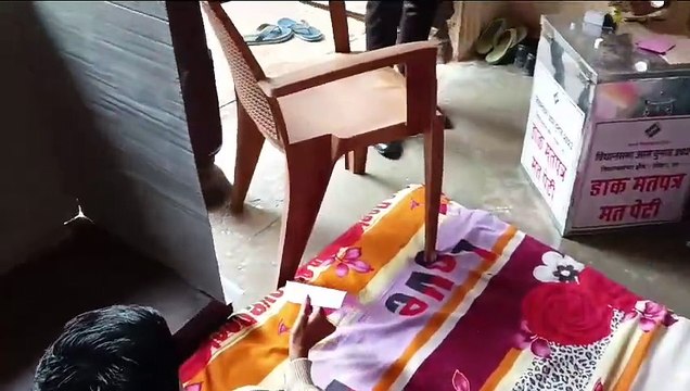 घर-घर पहुंची टीम: पहली बार मिली होम वोटिंग की सुविधा, बुजुर्ग और दिव्यांग ने किया मतदान