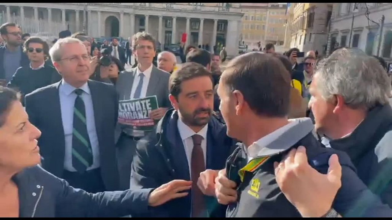 Lo scontro tra Prandini e Magi-Della Vedova davanti Palazzo Chigi