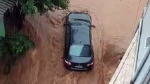 Carro é arrastado pela força da água da chuva no Oeste de SC