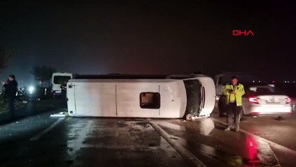 DİYARBAKIR'DA YOLCU MİNİBÜSÜ DEVRİLDİ: 14 YARALI