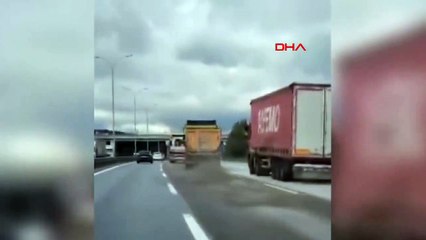 De la boue s'est répandue depuis la remorque d'un camion sur l'autoroute d'Istanbul