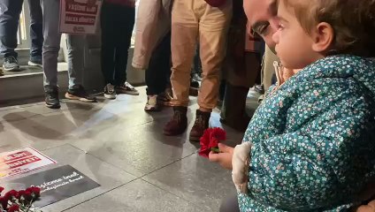 Hrant Dink için bir araya gelen kitle Sebat Apartmanı önüne karanfiller bıraktı