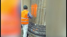Activistas climáticos del grupo Última Generación vandalizan la Puerta de Brandeburgo de Berlín con pintura naranja