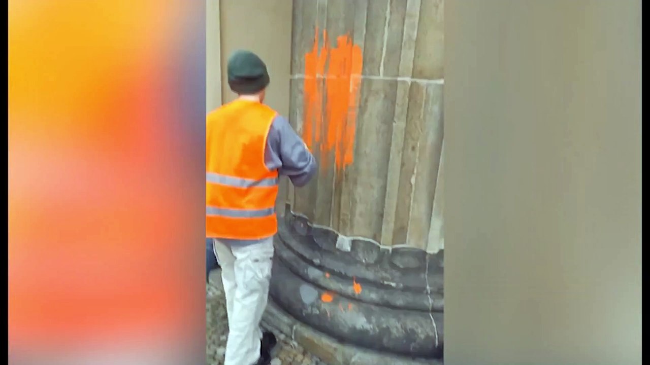 Activistas climáticos del grupo Última Generación vandalizan la Puerta de Brandeburgo de Berlín con pintura naranja