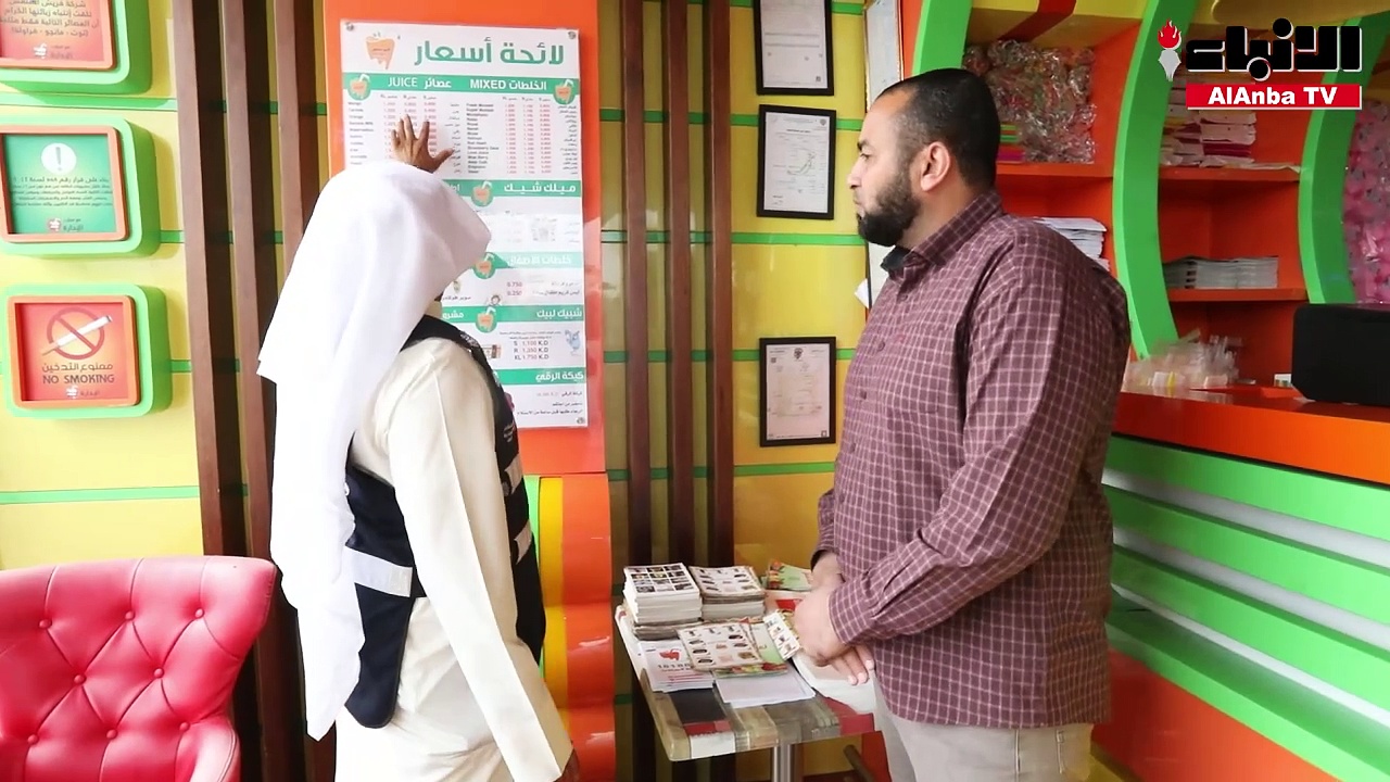 «الأنباء» رافقت فريق المفتشين في إدارة الجهاز الفني للإشراف على السلع وتحديد أسعارها في وزارة التجارة بجولة على الأسواق والمقاهي والمطاعم ومحلات العصائر في محافظة الفروانية لمسح الأسعار