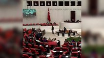 Sırrı Süreyya Önder a également participé à une discussion intéressante au sein de la Grande Assemblée nationale turque : on pourrait aussi l'appeler la soi-disant pâtisserie kurde.