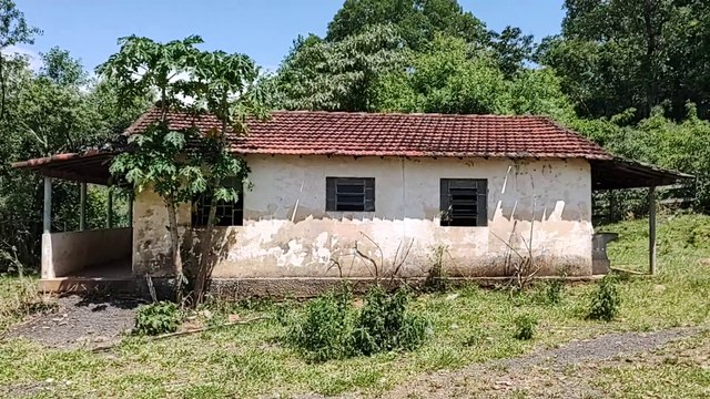 ENTREI NA CASA ABANDONADA E BARULHOS ME FIZERAM PENSAR QUE TINHA ALGUÉM LÁ FORA, a casa dos cavalos