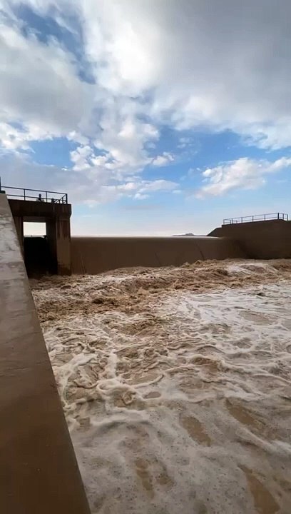 شاهد.. أمطار غزيرة على أشيقر والحريق والغرابة تجري الأودية والشعاب بشقراء