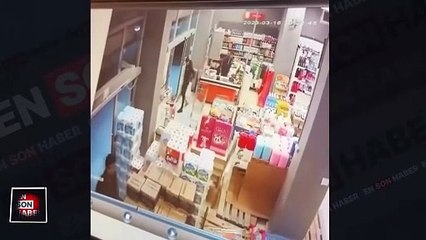 Markette birbirini arayan iki arkadaşın komik anları