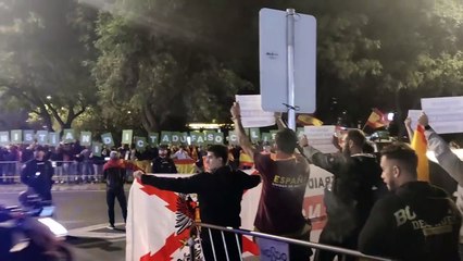 Decenas de personas se manifiestan contra la amnistía a las puertas de la gala de los Latin Grammys en Sevilla
