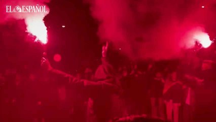 Bengalas, petardos y pelotas de golf vuelan contra la policía nacional.