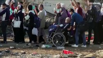 فيديو: تحت تهديد البنادق الإسرائيلية.. فلسطينيون ينزحون سيرًا على الأقدام وسط ركام مدنهم