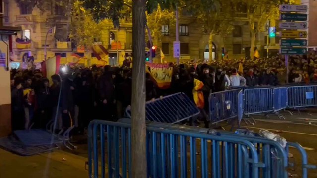 Los radicales tumban las primeras vallas en la manifestación en Ferraz
