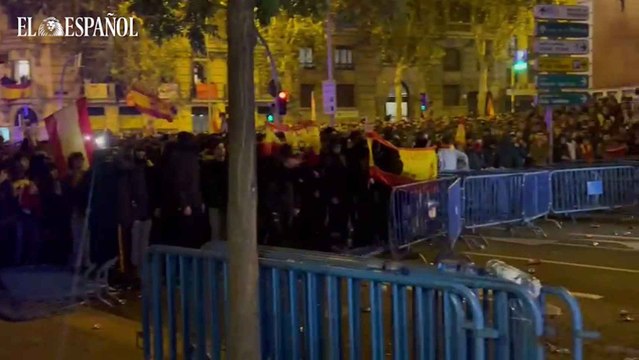 Los radicales se abren paso entre las vallas.