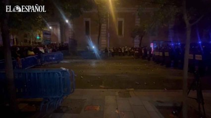 La UIP mantiene la formación mientras los radicales han saltado el cordón de seguridad.