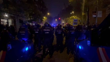 Agentes antidisturbios protegen la calle Ferraz