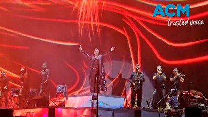 Robbie Williams Honors John Farnham with 'You're The Voice' in Sydney 🎤