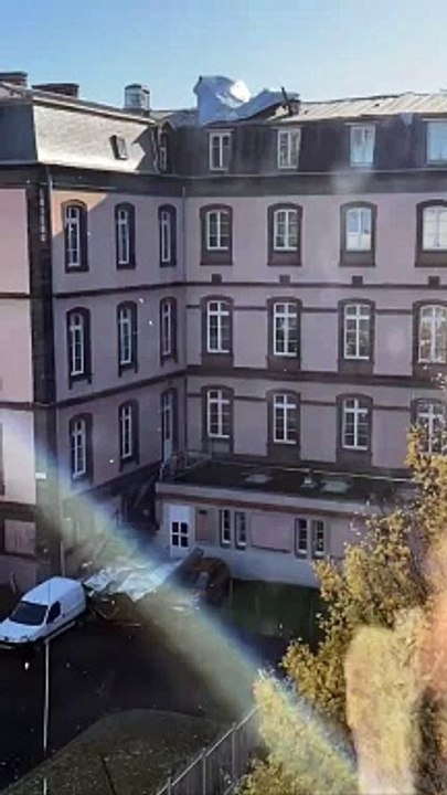  Tempête Frederico, jusqu'à 126 km/h enregistrés il y a quelques minutes à Clermont-Ferrand. La toiture d'un lycée s'est arrachée.  Quatre départements restent en vigilance orange crues, le Puy-de-Dôme pour vents violents.