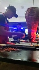 Joven paga la universidad de su esposa vendiendo tacos: "Un acto de amor"