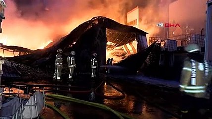 Esenyurt'ta kimyasal maddelerin bulunduğu depoda yangın