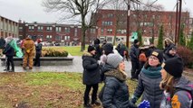 Manifestation devant le Centre de services scolaire de la Vallée-des-Tisserands