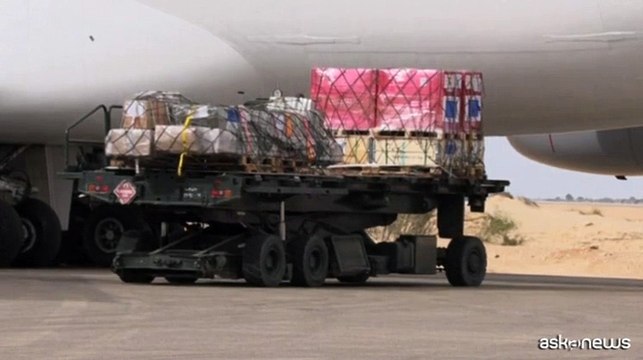 L'arrivo in Egitto degli aiuti umanitari internazionali per Gaza