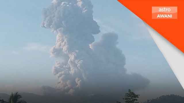 Gunung berapi Dukono di Indonesia meletus