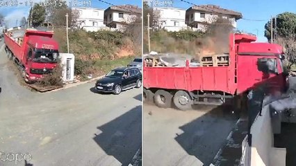 İnşaat malzemesi yüklü TIR kaza yaparak durdu