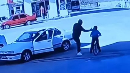 Bisikletiyle aracına çarpan çocuğa tokat attı!